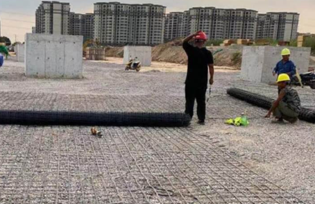 南和土工格栅铺设前地基要怎么处理？